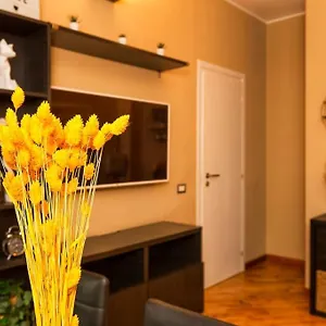 Sunny & Updated Flat With Panoramic View 50m From M4 Stop Apartment Milan